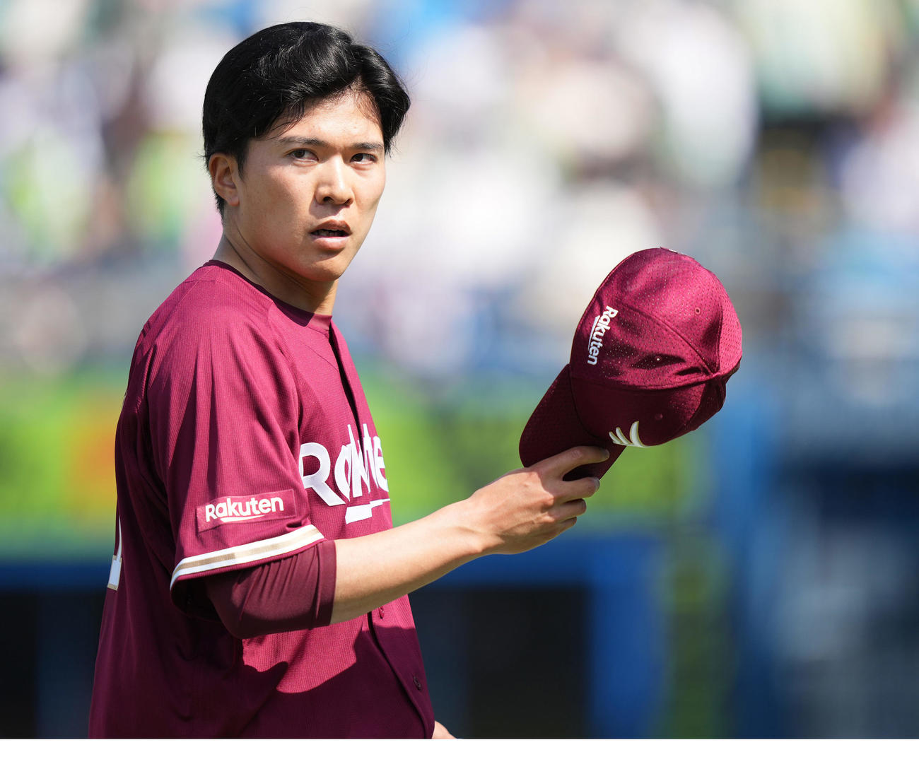 ヤクルト対楽天　2回裏を終え、浮かない表情でベンチへ戻る楽天早川（撮影・鈴木みどり）