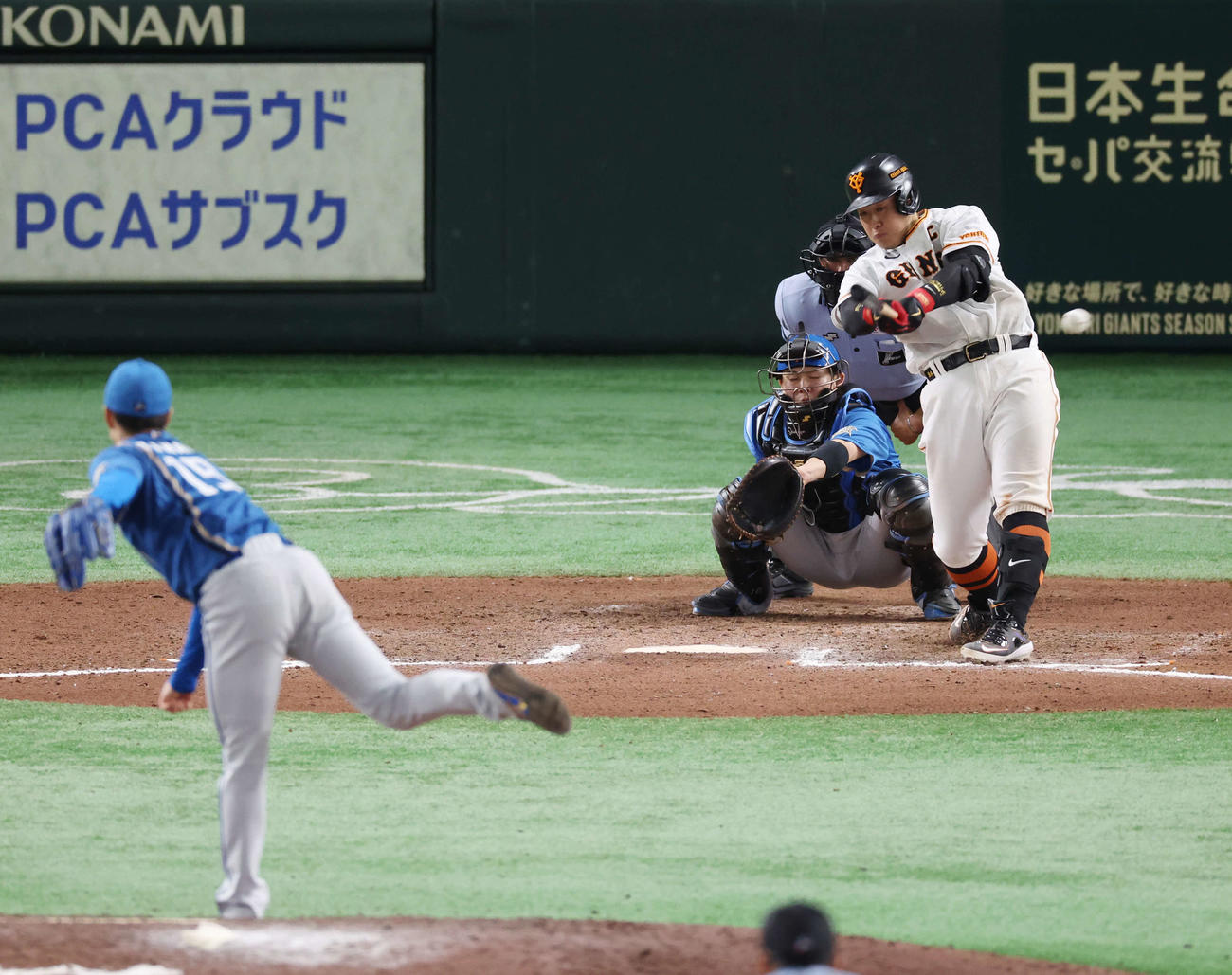 巨人対日本ハム　10回裏巨人無死一塁、サヨナラ左適時二塁打を放つ岡本和。投手玉井（撮影・宮地輝）