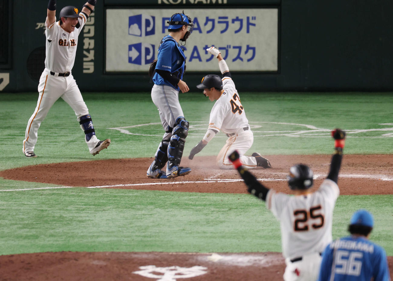巨人対日本ハム　10回裏巨人無死一塁、岡本和（右から2人目）のサヨナラ左適時二塁打で生還した重信（中央）はガッツポーズ（撮影・宮地輝）