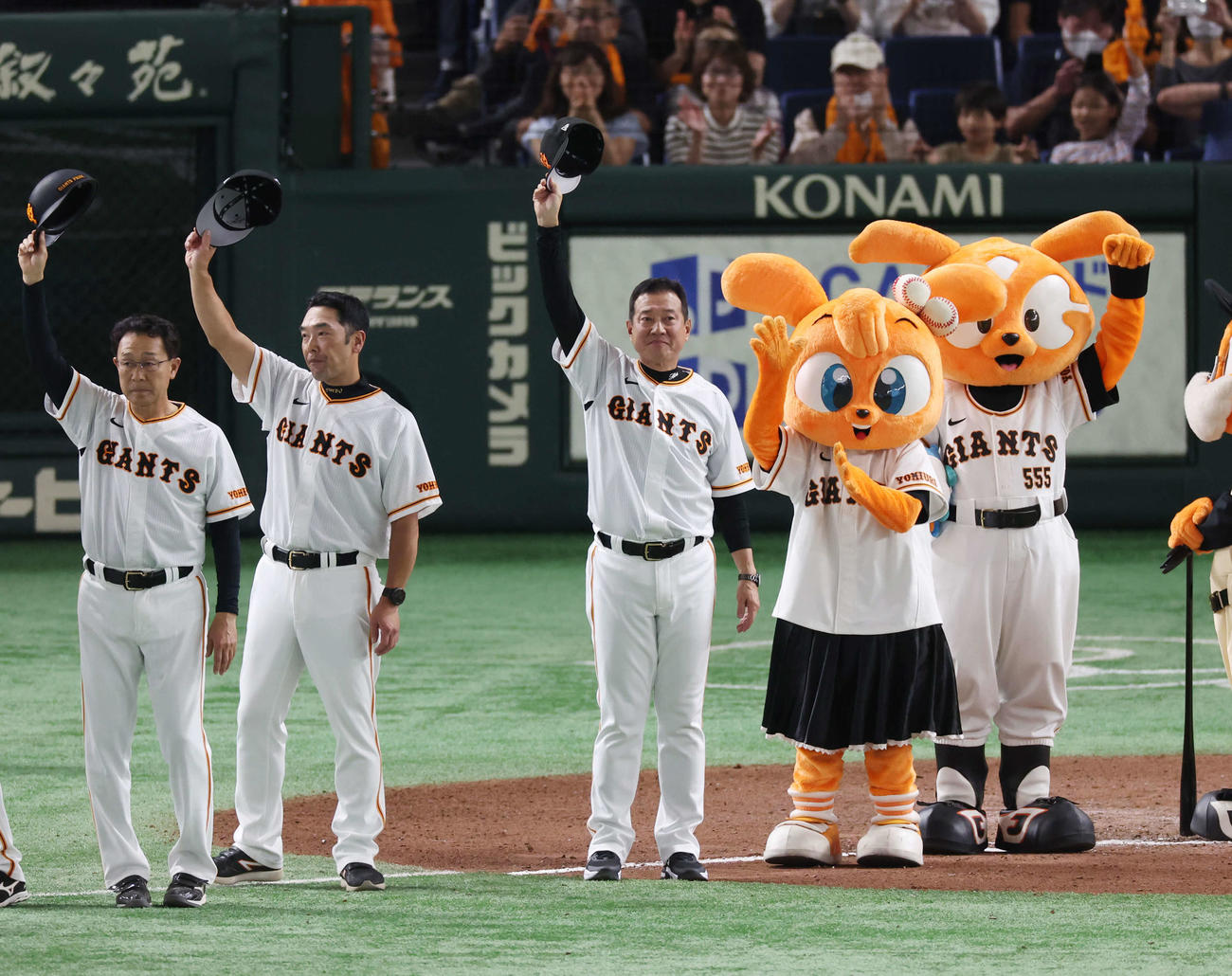 巨人対日本ハム　日本ハムにサヨナラ勝ちし、笑顔であいさつする巨人原監督（中央）（撮影・宮地輝）
