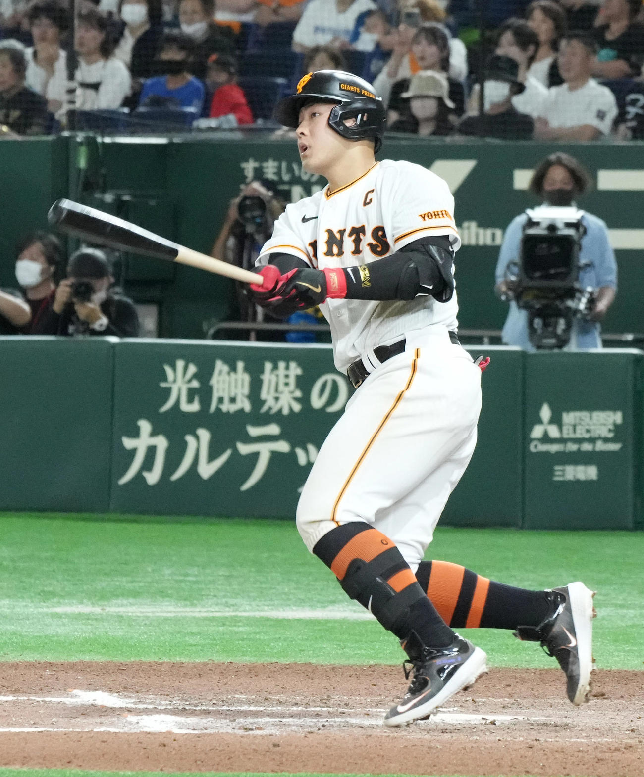 巨人対日本ハム　延長10回裏巨人無死一塁、巨人岡本和はサヨナラの左適時二塁打を放つ（撮影・小沢裕）