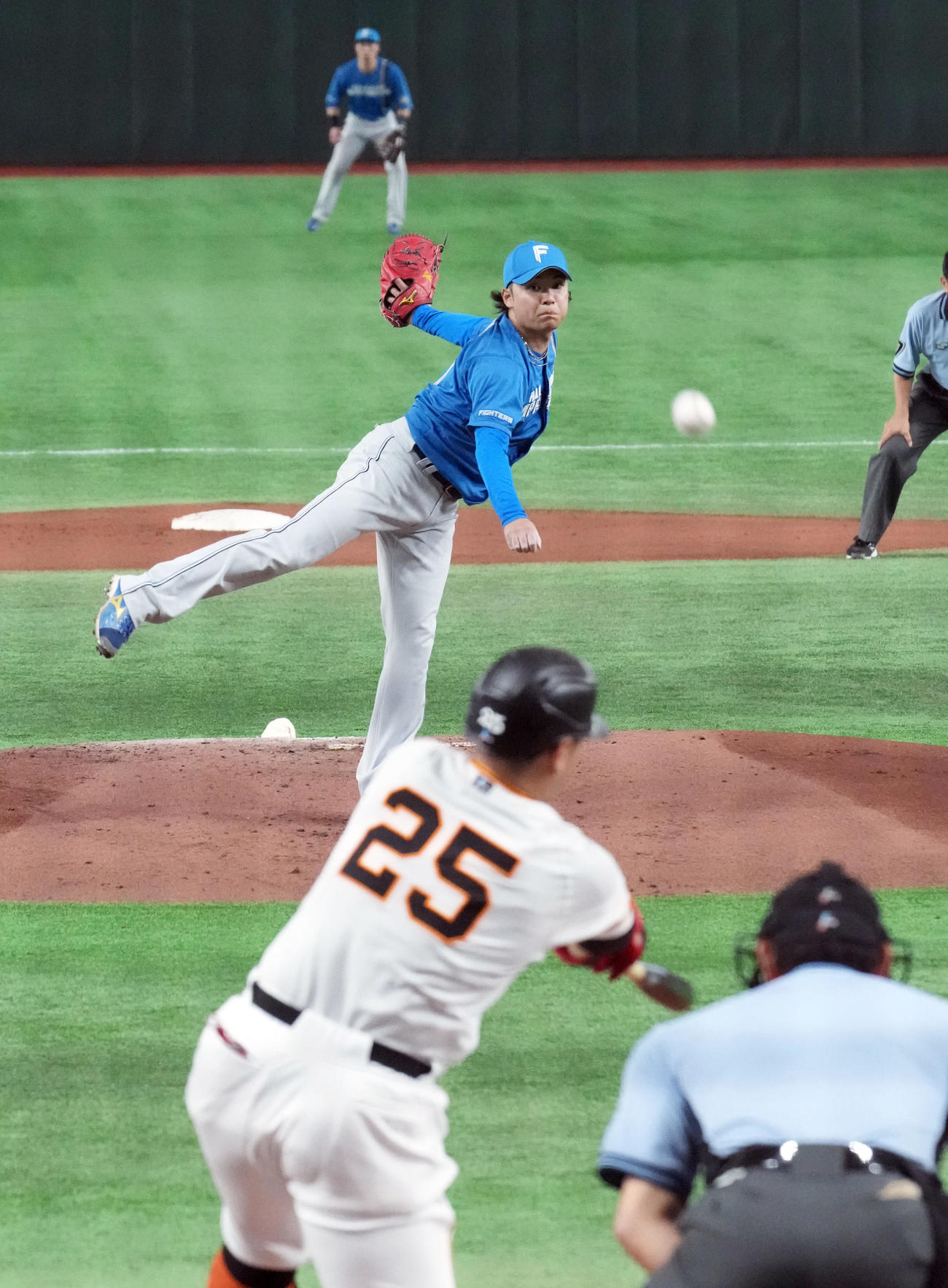 巨人対日本ハム　1回裏巨人1死一、二塁、日本ハム先発の伊藤は岡本和（手前）を中飛に仕留める（撮影・小沢裕）