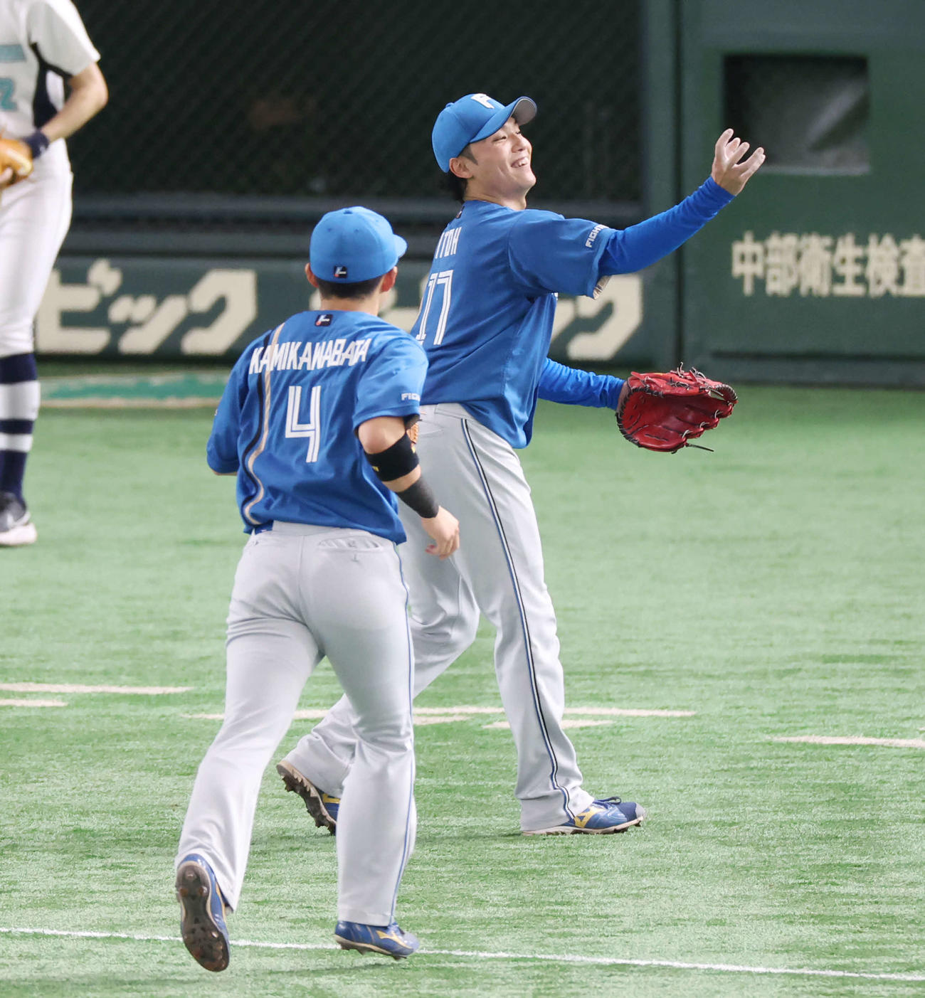 巨人対日本ハム　6回裏巨人1死一塁、大城卓を併殺打に仕留め、笑顔の伊藤（撮影・宮地輝）