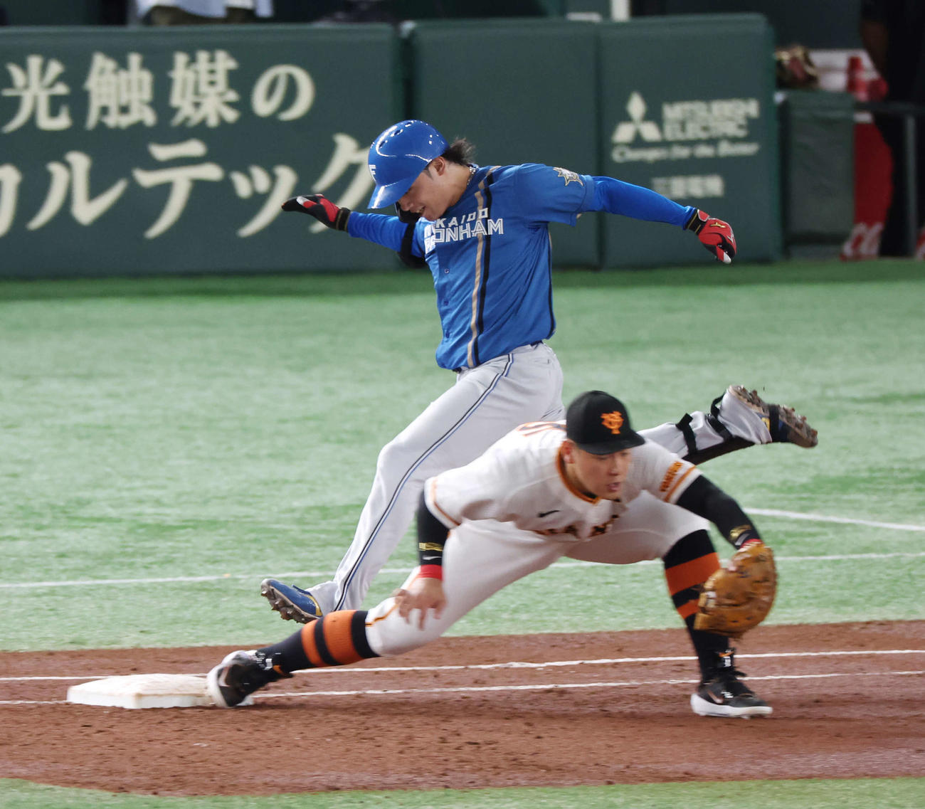 巨人対日本ハム　3回表日本ハム1死、激走するも遊ゴロに倒れる伊藤。手前は一塁手岡本和（撮影・宮地輝）