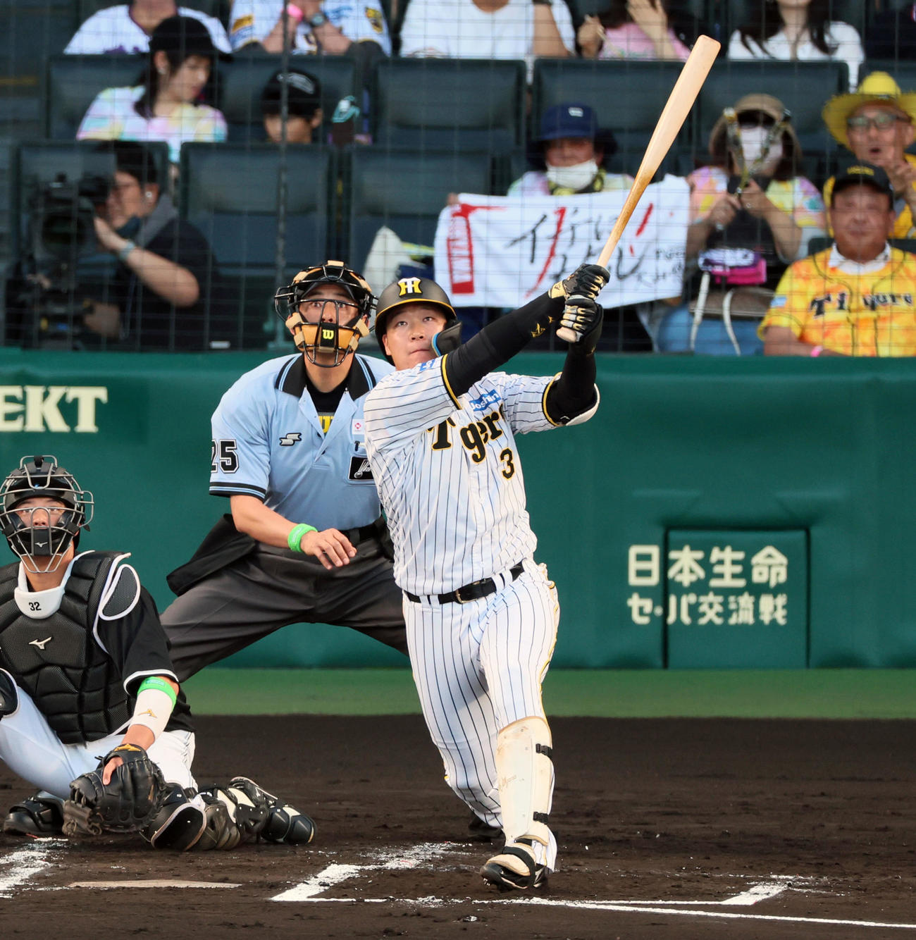 阪神対ロッテ　1回裏阪神1死一、二塁、大山は中越え3点本塁打を放つ（撮影・加藤哉）