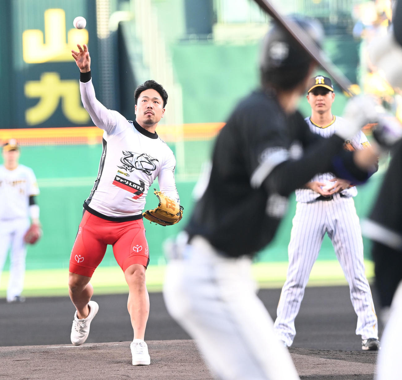 阪神対ロッテ　始球式を行う競輪の古性優作（撮影・和賀正仁）