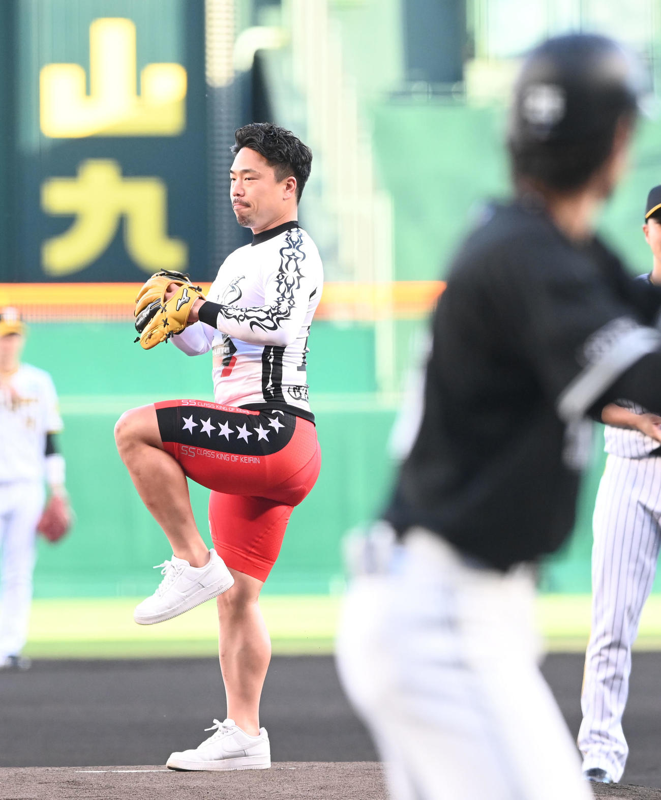 阪神対ロッテ　始球式を行う競輪の古性優作（撮影・和賀正仁）