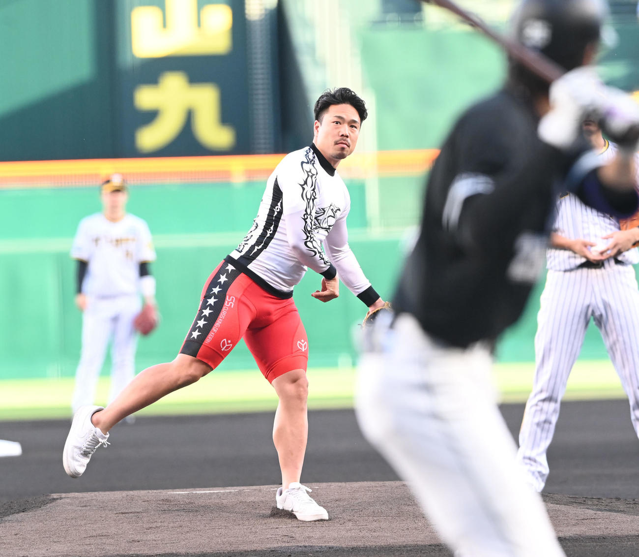 阪神対ロッテ　始球式を行う競輪の古性優作（撮影・和賀正仁）
