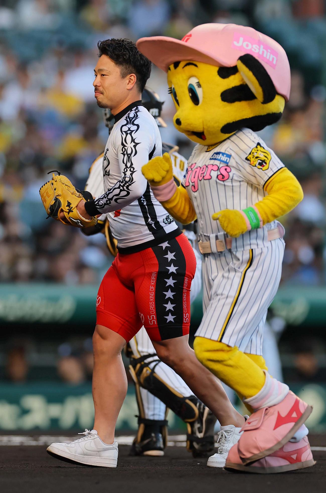 阪神対ロッテ　始球式を務めた競輪の古性優作選手（撮影・上田博志）