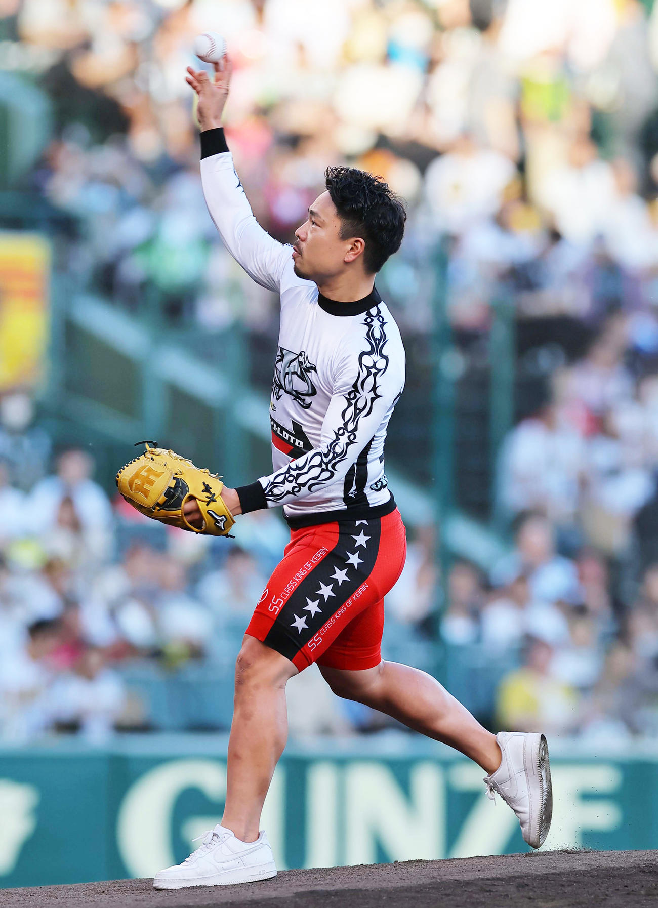 阪神対ロッテ　始球式で投球する競輪の古性優作選手（撮影・上田博志）