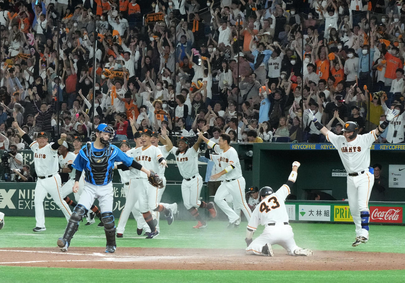 巨人対日本ハム　延長10回裏巨人無死一塁、巨人岡本和の左適時二塁打で一塁走者の重信が生還しサヨナラ負けとなる。捕手清水、左端は巨人中田翔（撮影・小沢裕）