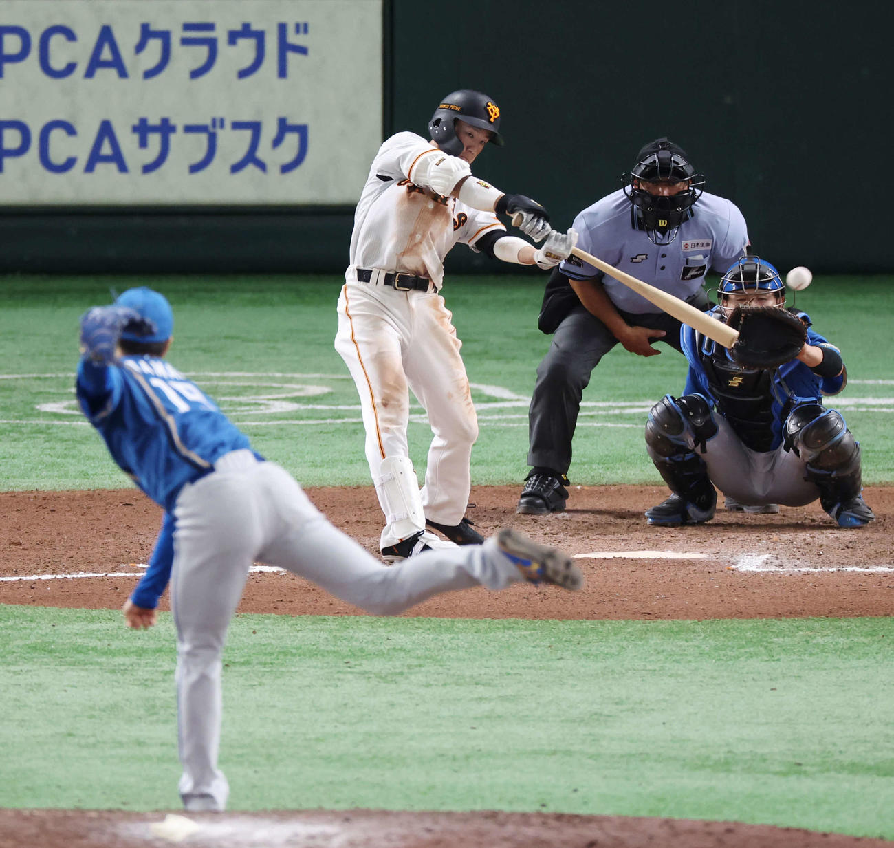 巨人対日本ハム　10回裏巨人無死、左前打を放つ重信。投手玉井（撮影・宮地輝）