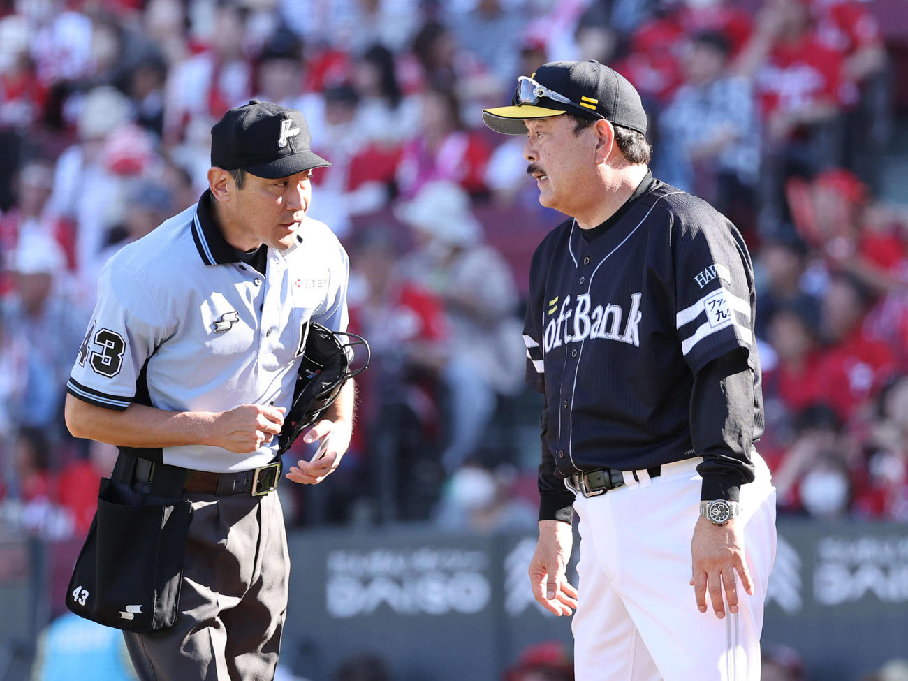8回裏広島、交代を告げる藤本監督（撮影・加藤孝規）