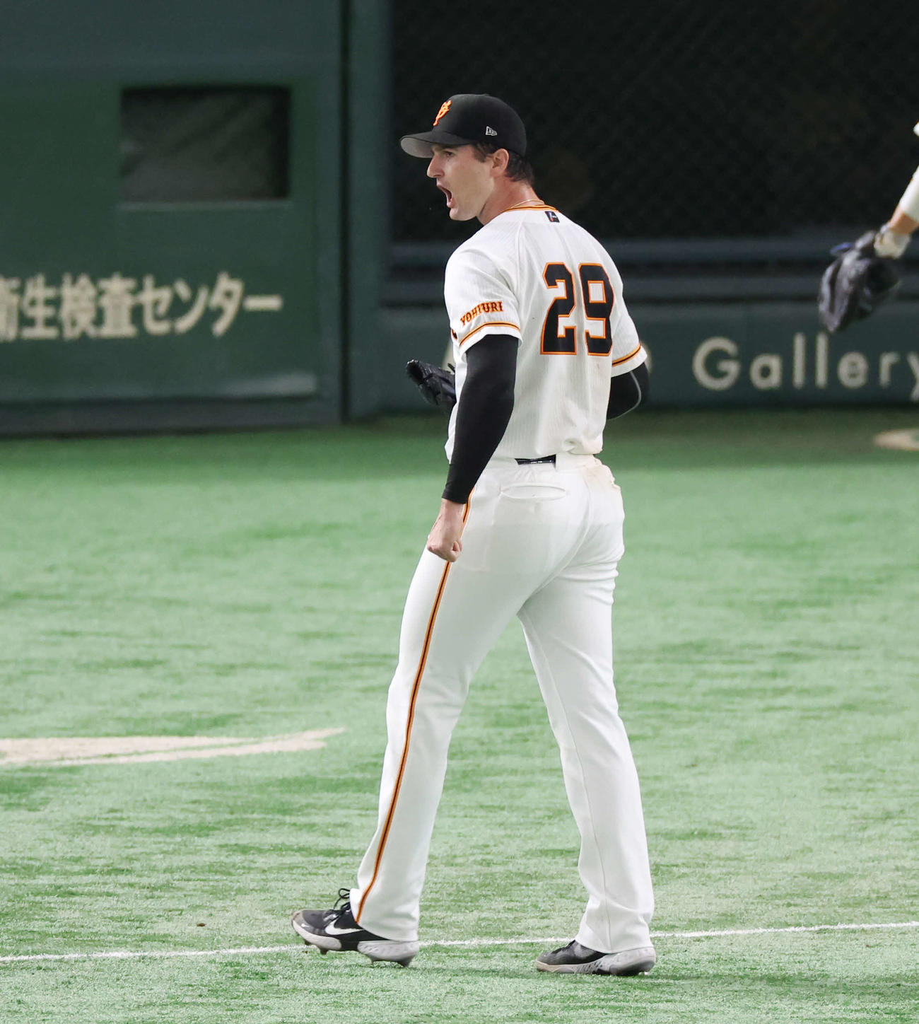 巨人対日本ハム　7回表日本ハム2死一、三塁、上川畑を一直に仕留め、雄たけびを上げるグリフィン（撮影・宮地輝）