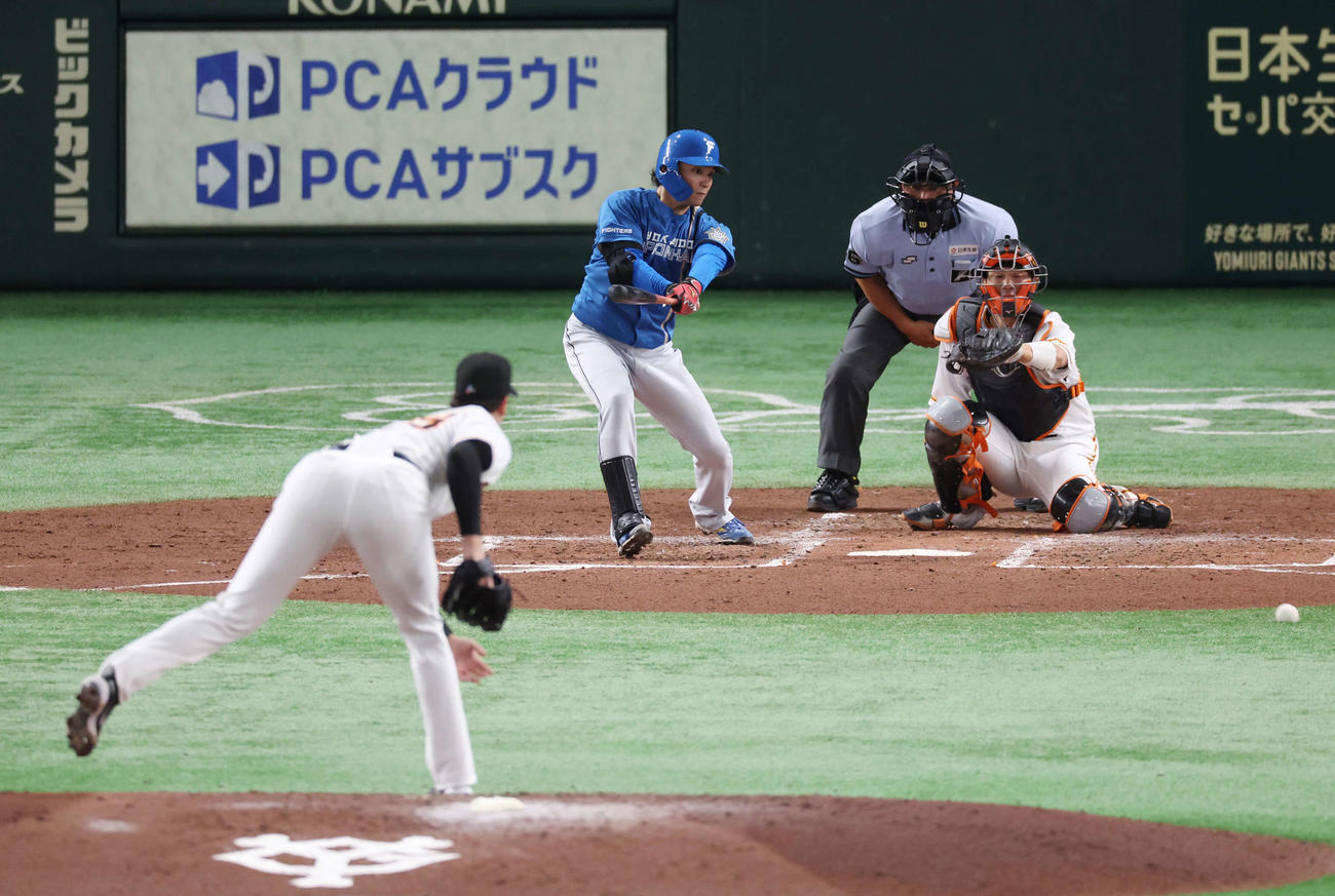 巨人対日本ハム　3回表日本ハム1死、遊ゴロに倒れる伊藤。投手グリフィン（撮影・宮地輝）