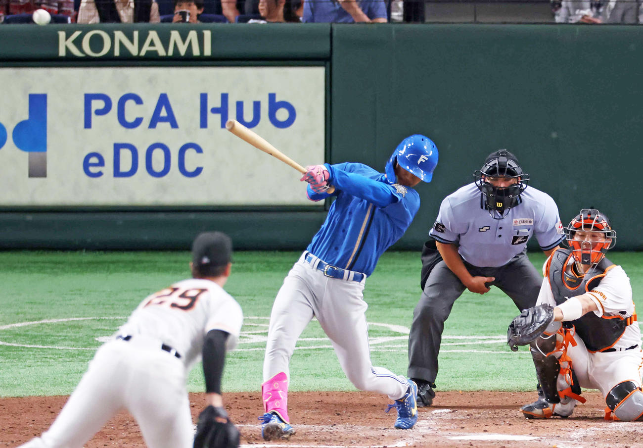 巨人対日本ハム　4回表日本ハム1死、同点右越えソロ本塁打を放つ加藤豪将。投手グリフィン（撮影・宮地輝）