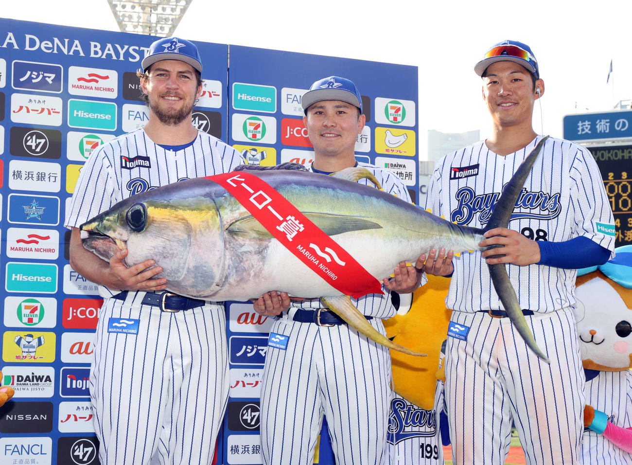 DeNA対西武　ヒーローインタビュー後、マグロのぬいぐるみを手に笑顔で記念撮影するバウアー（左）、佐野（中央）、京田（撮影・浅見桂子）