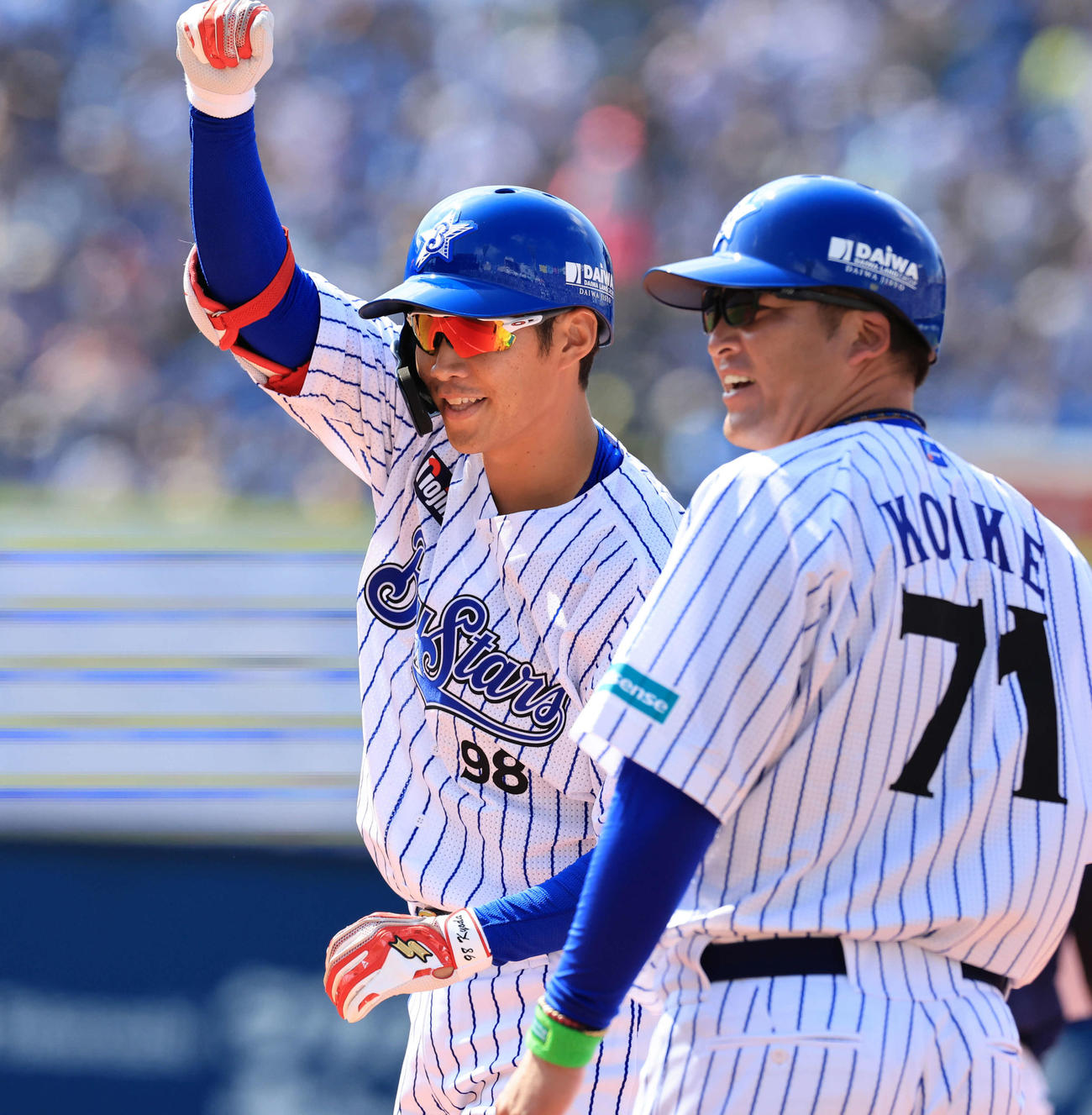 DeNA対西武　2回裏DeNA1死三塁、京田は左適時打を放ちガッツポーズ（撮影・浅見桂子）