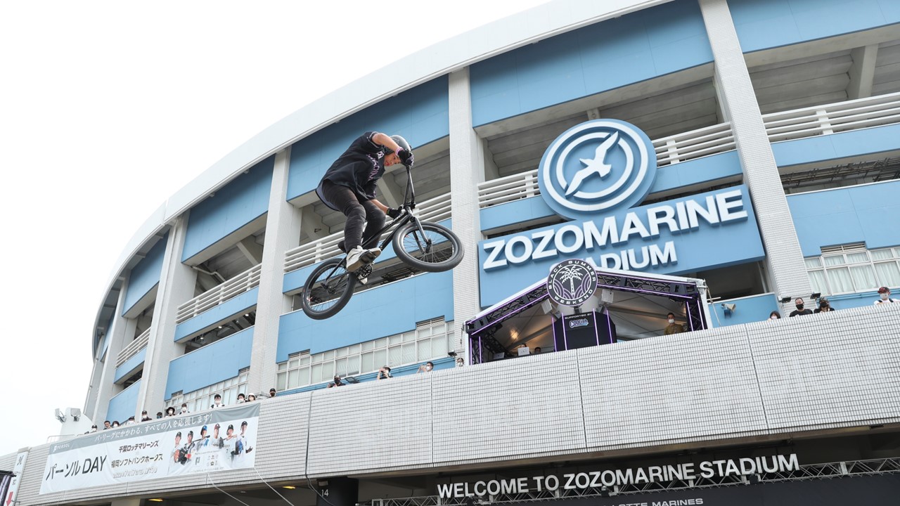 22年にZOZOマリンで実施されたBMXフリースタイル・パークのパフォーマンス（球団提供）