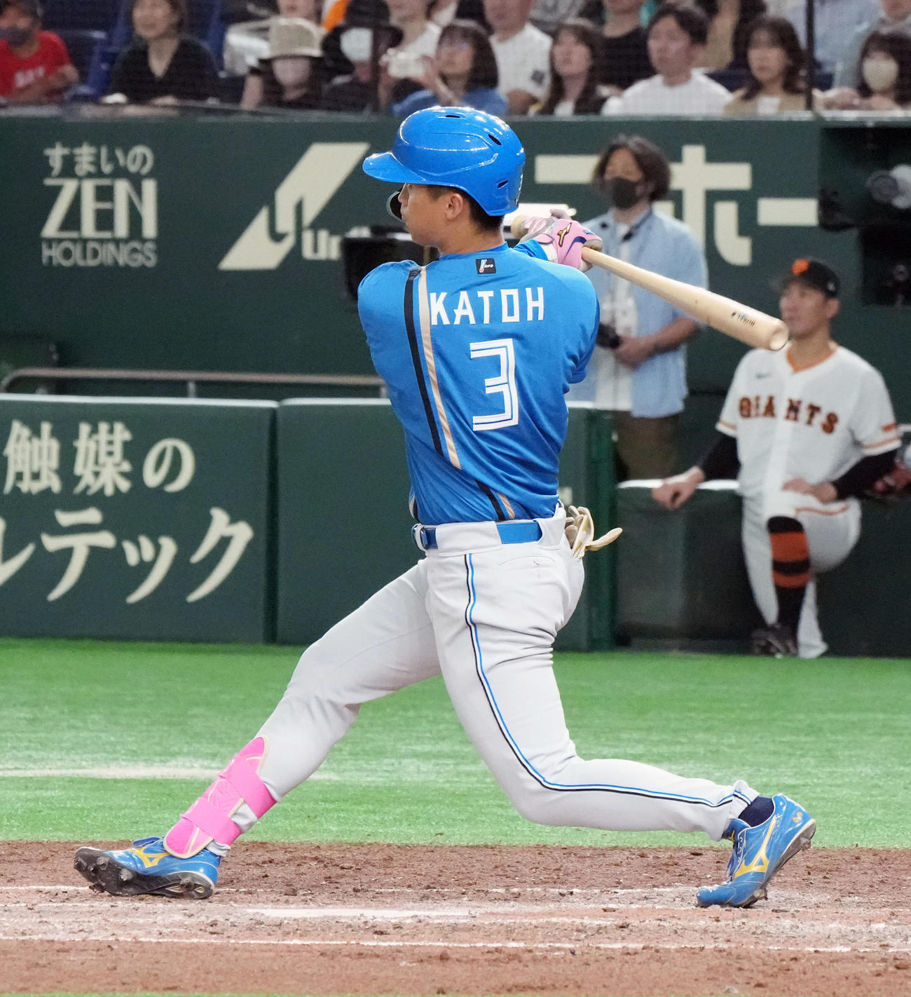 巨人対日本ハム　4回表日本ハム1死、加藤豪は右越えにソロ本塁打を放つ（撮影・小沢裕）