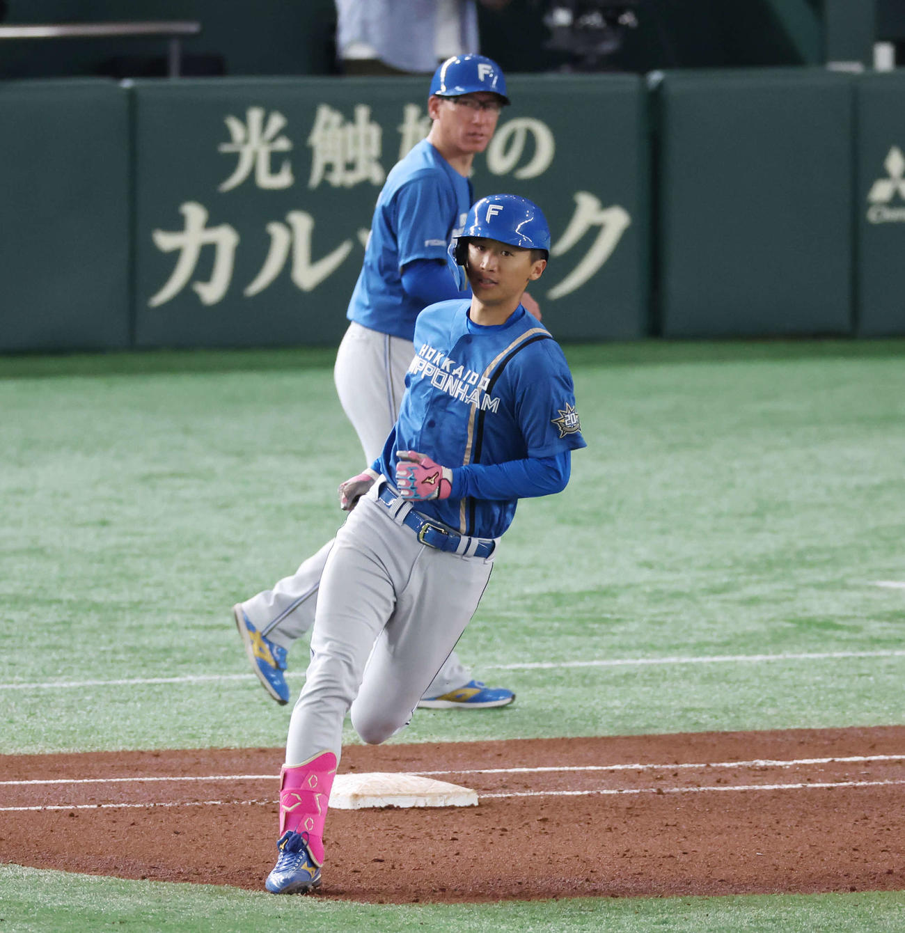 巨人対日本ハム　4回表日本ハム1死、同点右越えソロ本塁打を放ち、ダイヤモンドを回る加藤豪（撮影・宮地輝）