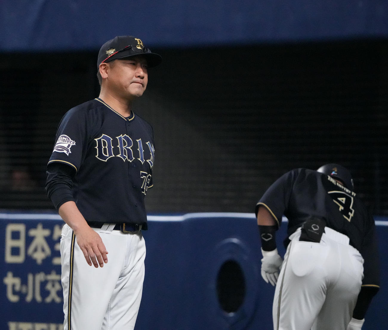 中日対オリックス　7回表オリックス1死一、二塁、代打の森（右）を告げた中嶋監督（左）（撮影・森本幸一）