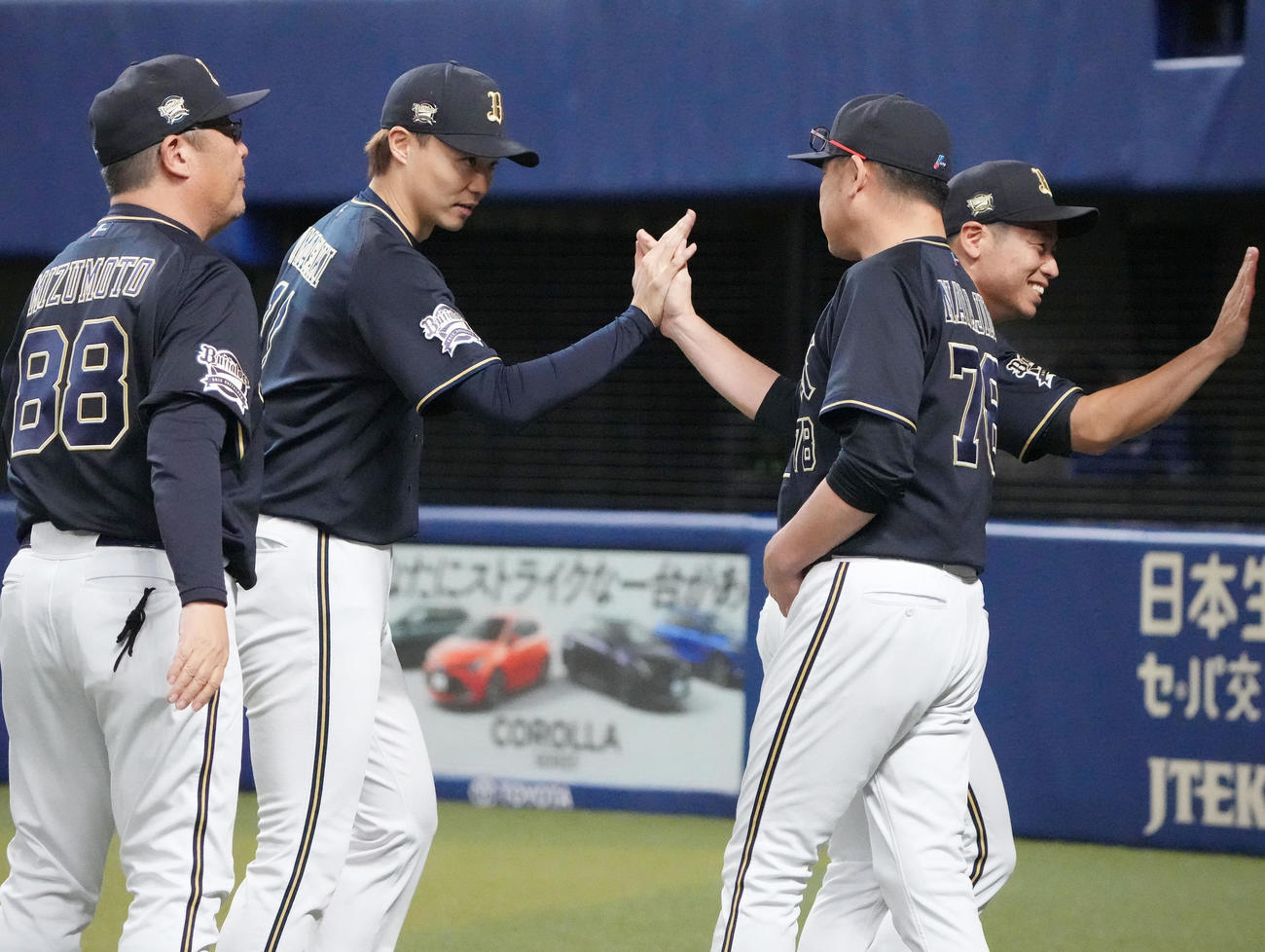 中日対オリックス　試合終了、中嶋監督とタッチを交わす山崎福（左から2人目）（撮影・森本幸一）