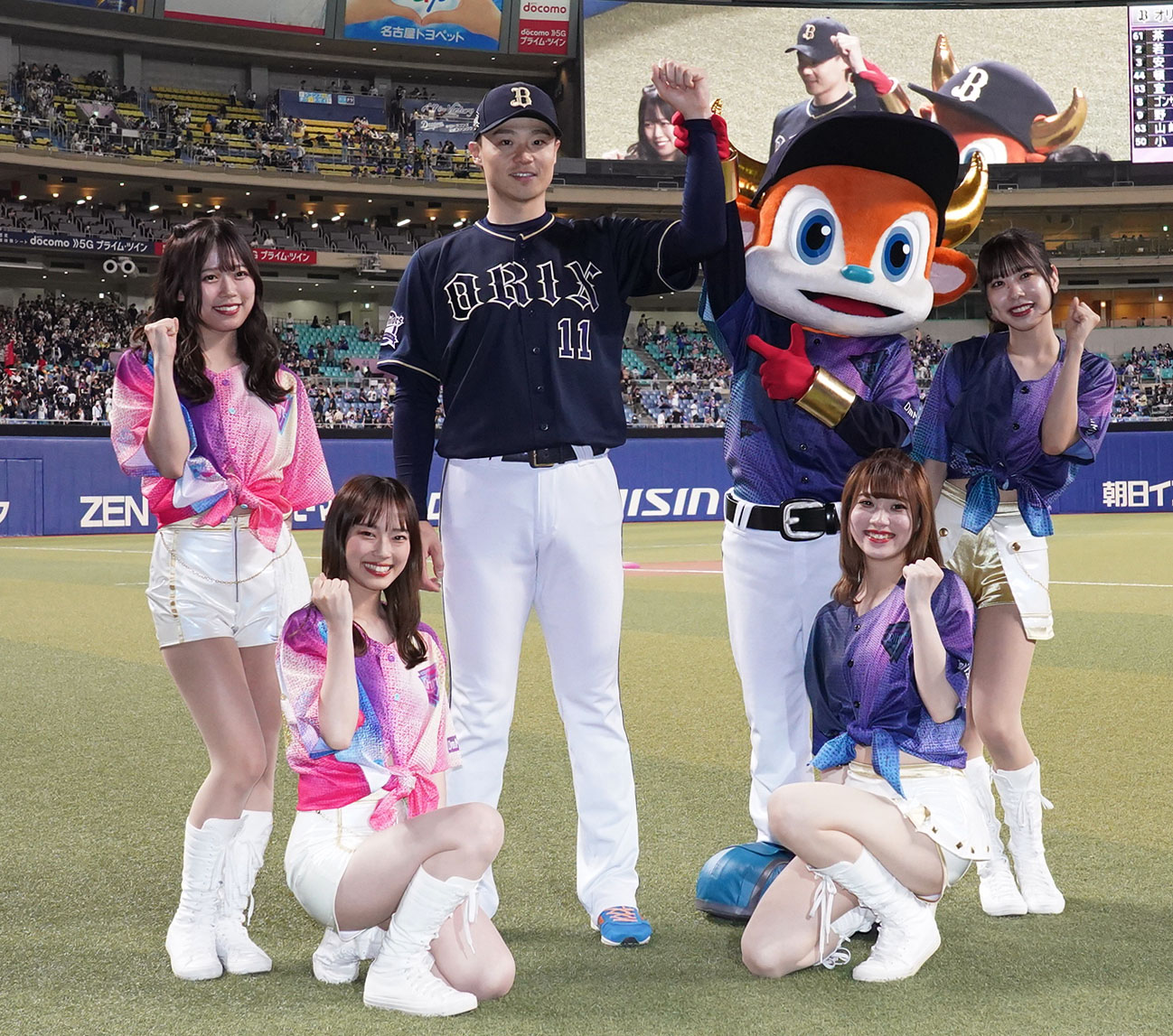 中日対オリックス　バファローブル、BsGirlsらと勝利のポーズを決める山崎福（撮影・森本幸一）