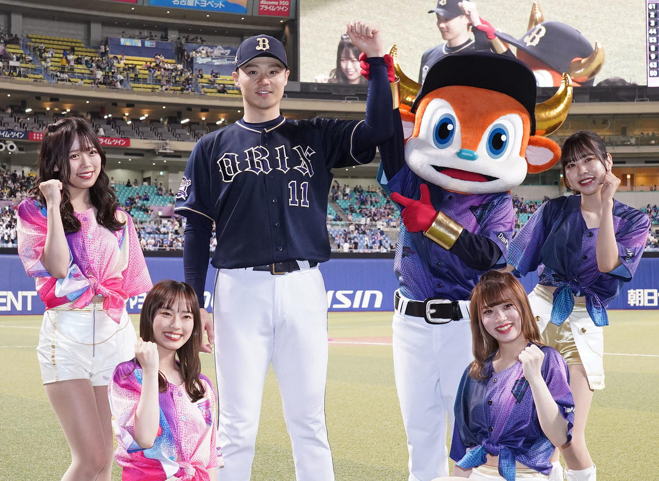 中日対オリックス　ヒーローインタビュー後、バファローブル、BsGirlsらとポーズを決める山崎福（後列・左から2人目）（撮影・森本幸一）