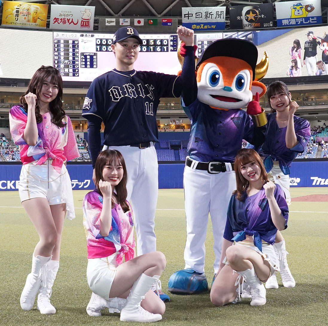 中日対オリックス　ヒーローインタビュー後、バファローブル、BsGirlsらとポーズを決める山崎福（後列・左から2人目）（撮影・森本幸一）