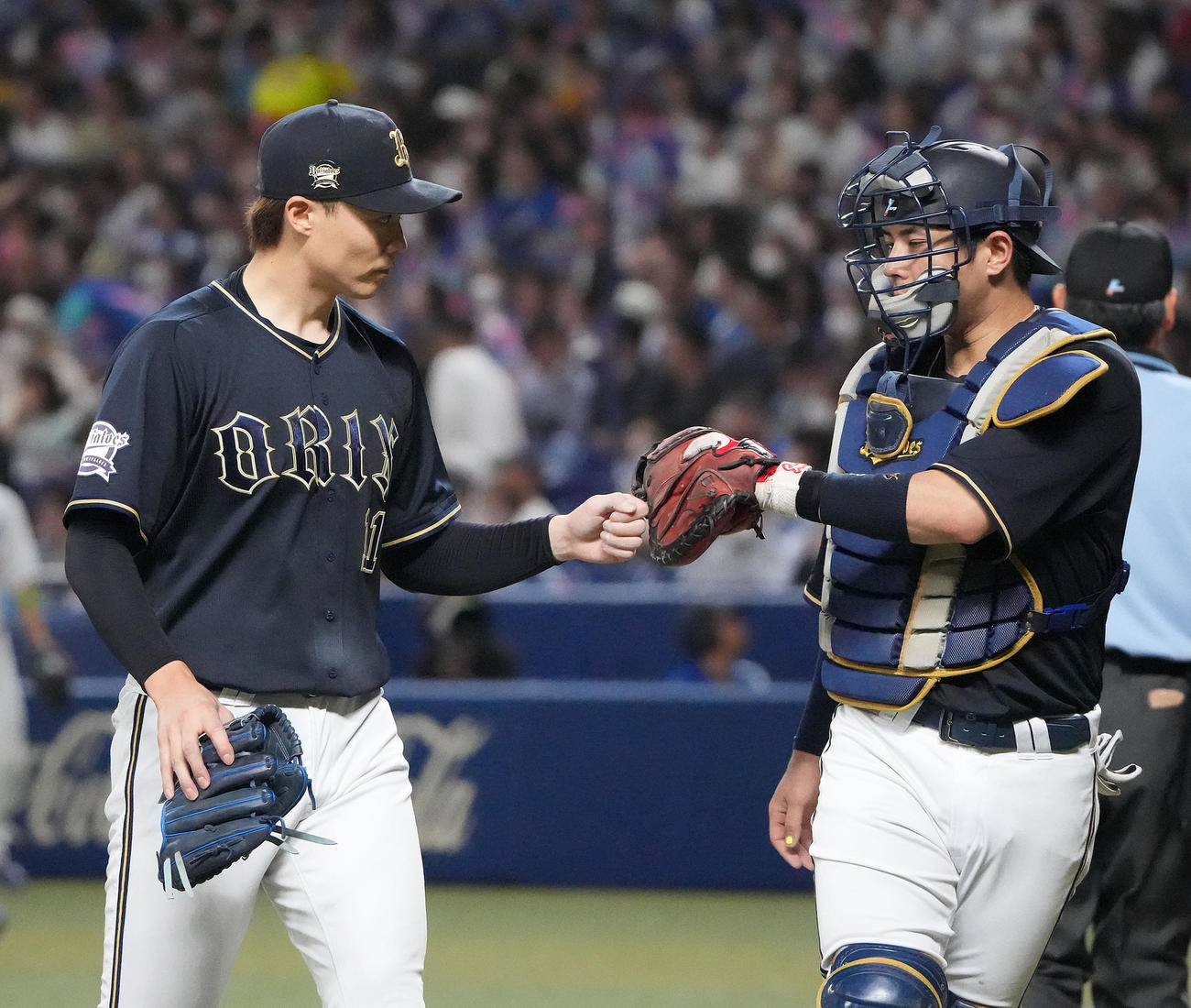 中日対オリックス　4回終了、若月とタッチを交わしベンチへも戻る山崎福（左）（撮影・森本幸一）