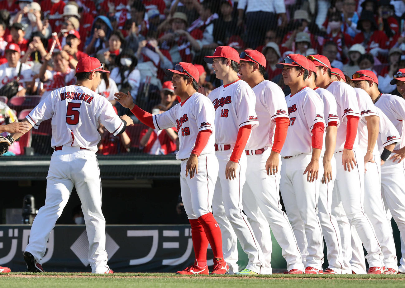 広島対ソフトバンク　ナインを迎える森下（中央）（撮影・加藤孝規）