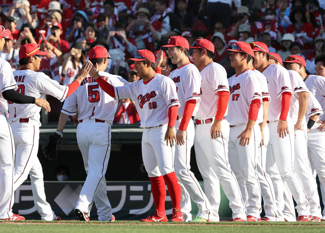 広島対ソフトバンク　ナインを迎える森下（中央）（撮影・加藤孝規）