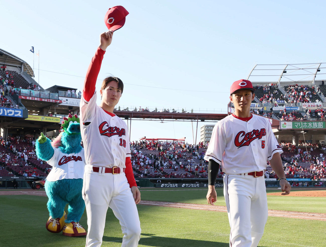 ソフトバンクに勝利し声援に応える森下（左）と西川（撮影・加藤孝規）