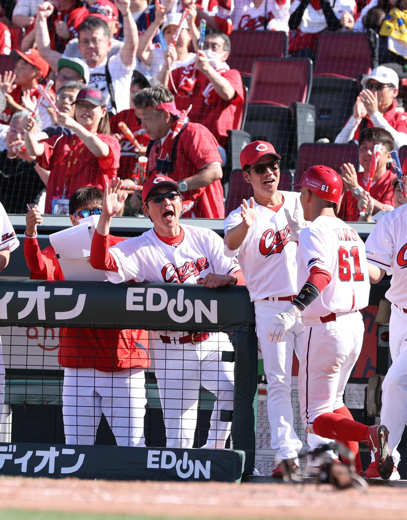 広島対ソフトバンク　7回裏広島1死一,二塁、西川の右適時打で生還した矢野を迎える新井監督（中央）ら（撮影・加藤孝規）