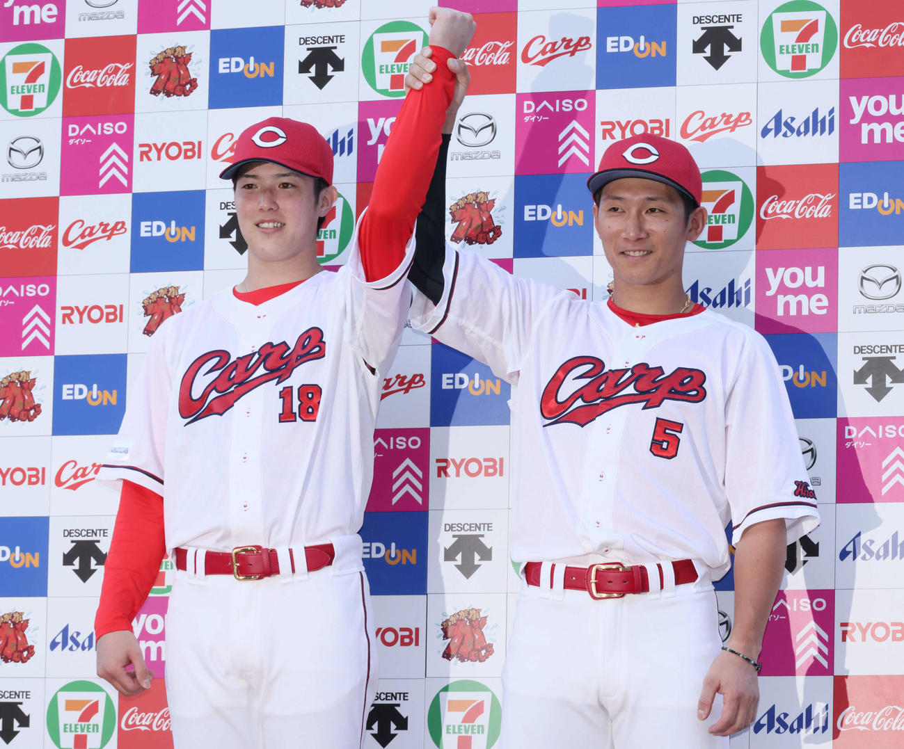 広島対ソフトバンク　お立ち台でポーズを決める森下（左）と西川（撮影・加藤孝規）