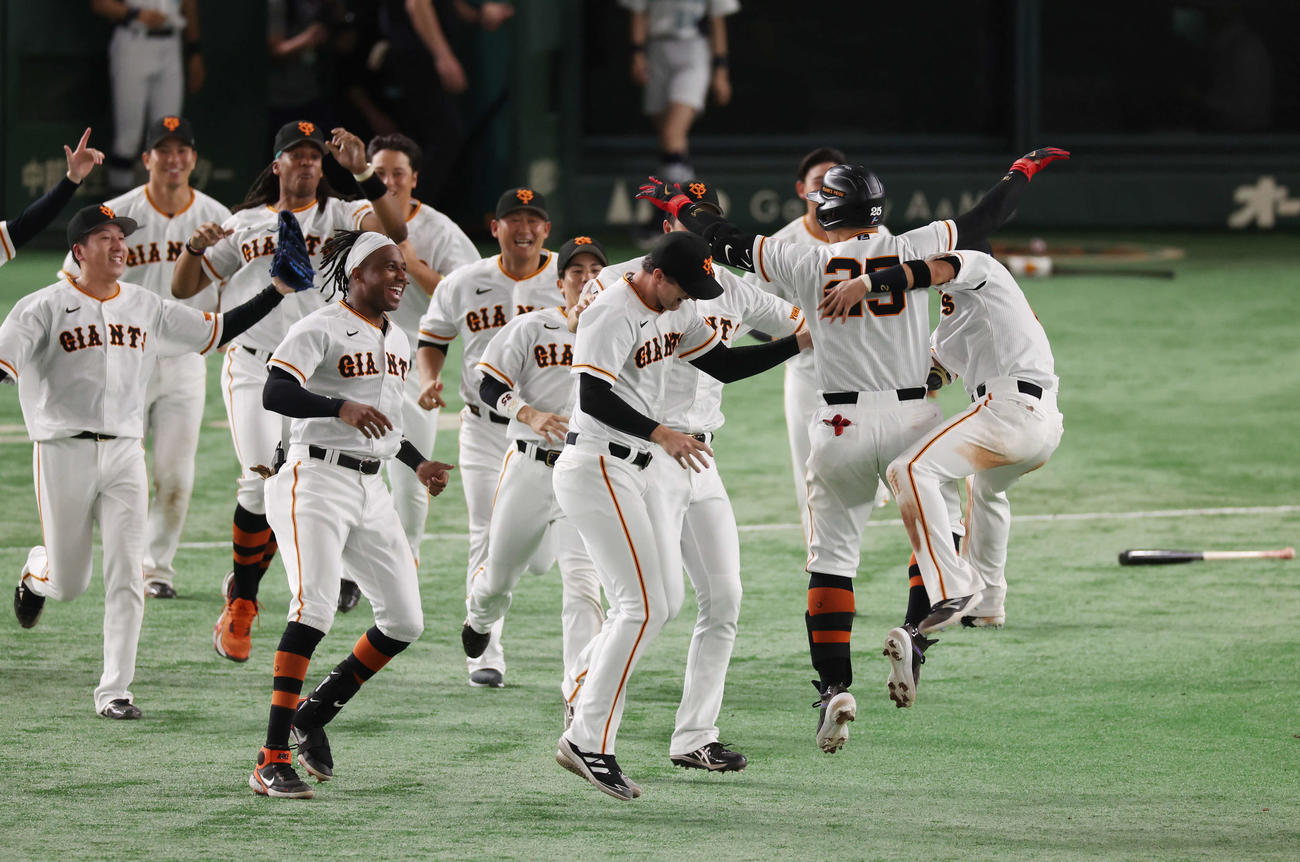 巨人対日本ハム　10回裏巨人無死一塁、サヨナラ左適時二塁打を放ち、チームメートと喜びを爆発させる岡本和（右から2人目）（撮影・宮地輝）