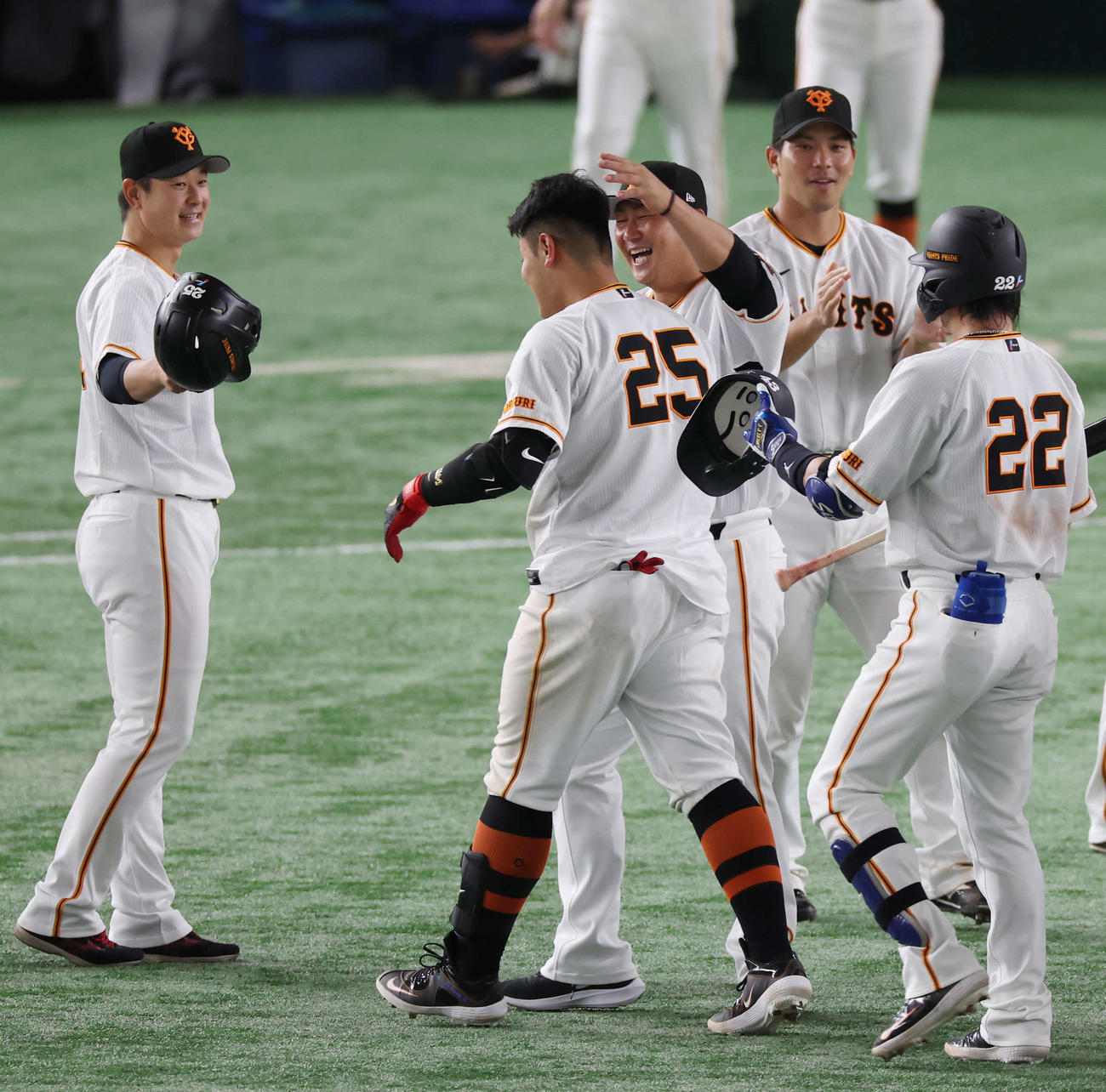 巨人対日本ハム　10回裏巨人無死一塁、サヨナラ左適時二塁打を放った岡本和（左から2人目）を笑顔で祝福する中田翔（中央）（撮影・宮地輝）