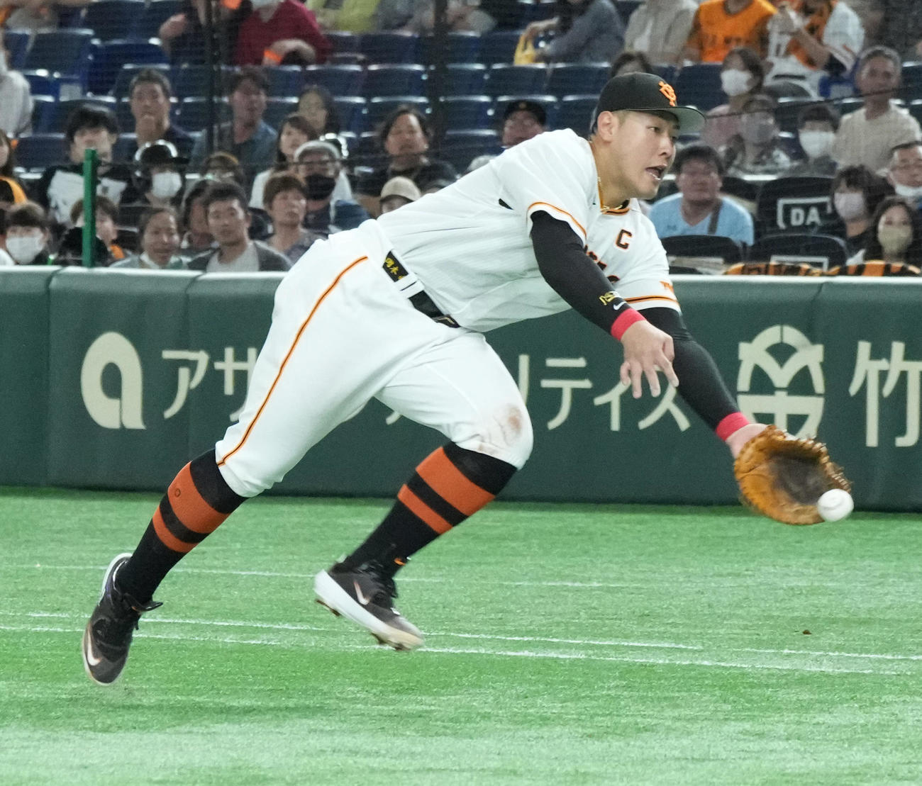 巨人対日本ハム　9回表日本ハム1死一、三塁、巨人岡本一塁手は清水のセーフティースクイズを本塁へ送球するも間に合わず野選となる（撮影・小沢裕）