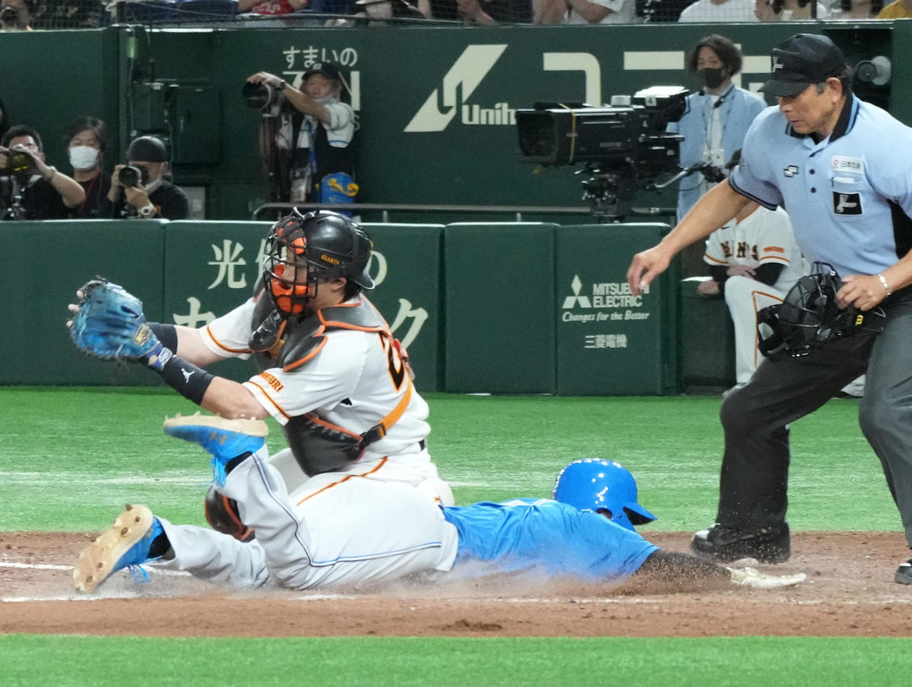 巨人対日本ハム　9回表日本ハム1死一、三塁、清水のセーフティースクイズで三塁走者の矢沢はヘッドスライディングで同点の生還を果たす（撮影・小沢裕）
