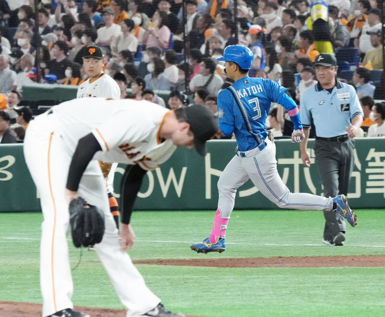 巨人対日本ハム　4回表日本ハム1死、加藤豪は右越えにソロ本塁打を放つ。手前左は巨人先発のグリフィン（撮影・小沢裕）