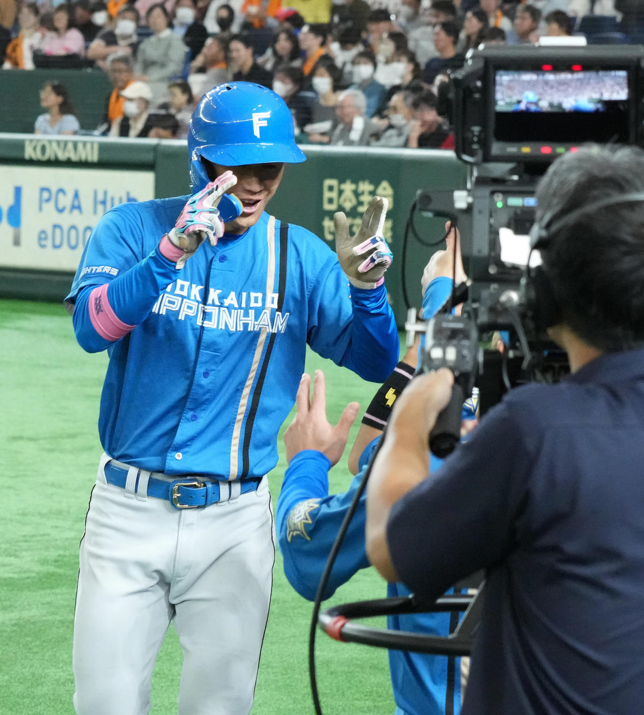 巨人対日本ハム　4回表日本ハム1死、加藤豪は右越えに同点のソロ本塁打を放ちベンチのナインの祝福を受ける（撮影・小沢裕）