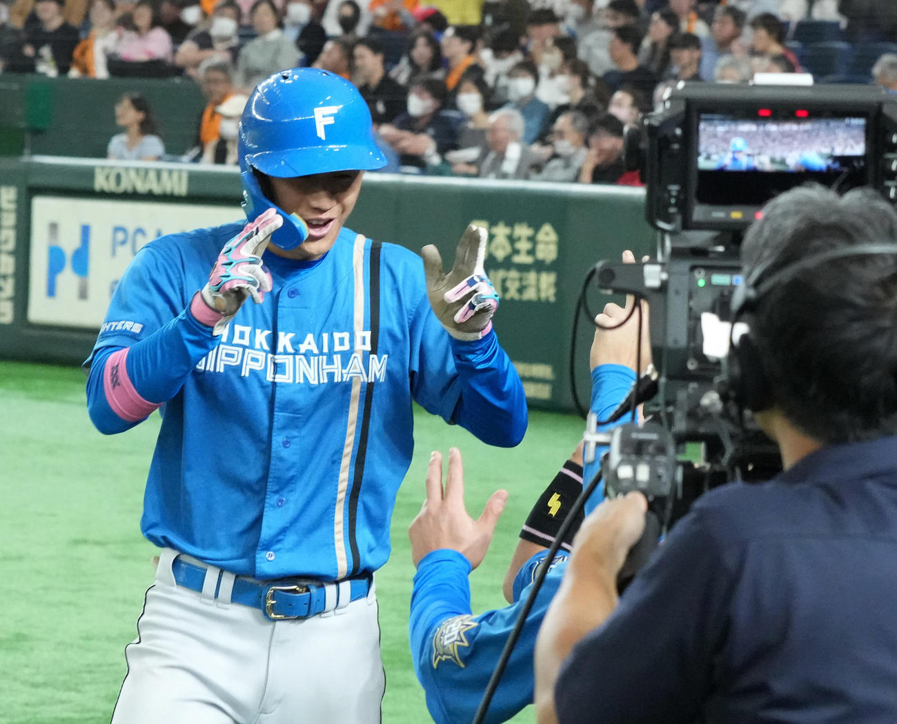 巨人対日本ハム　4回表日本ハム1死、加藤豪は右越えに同点のソロ本塁打を放ちベンチのナインの祝福を受ける（撮影・小沢裕）