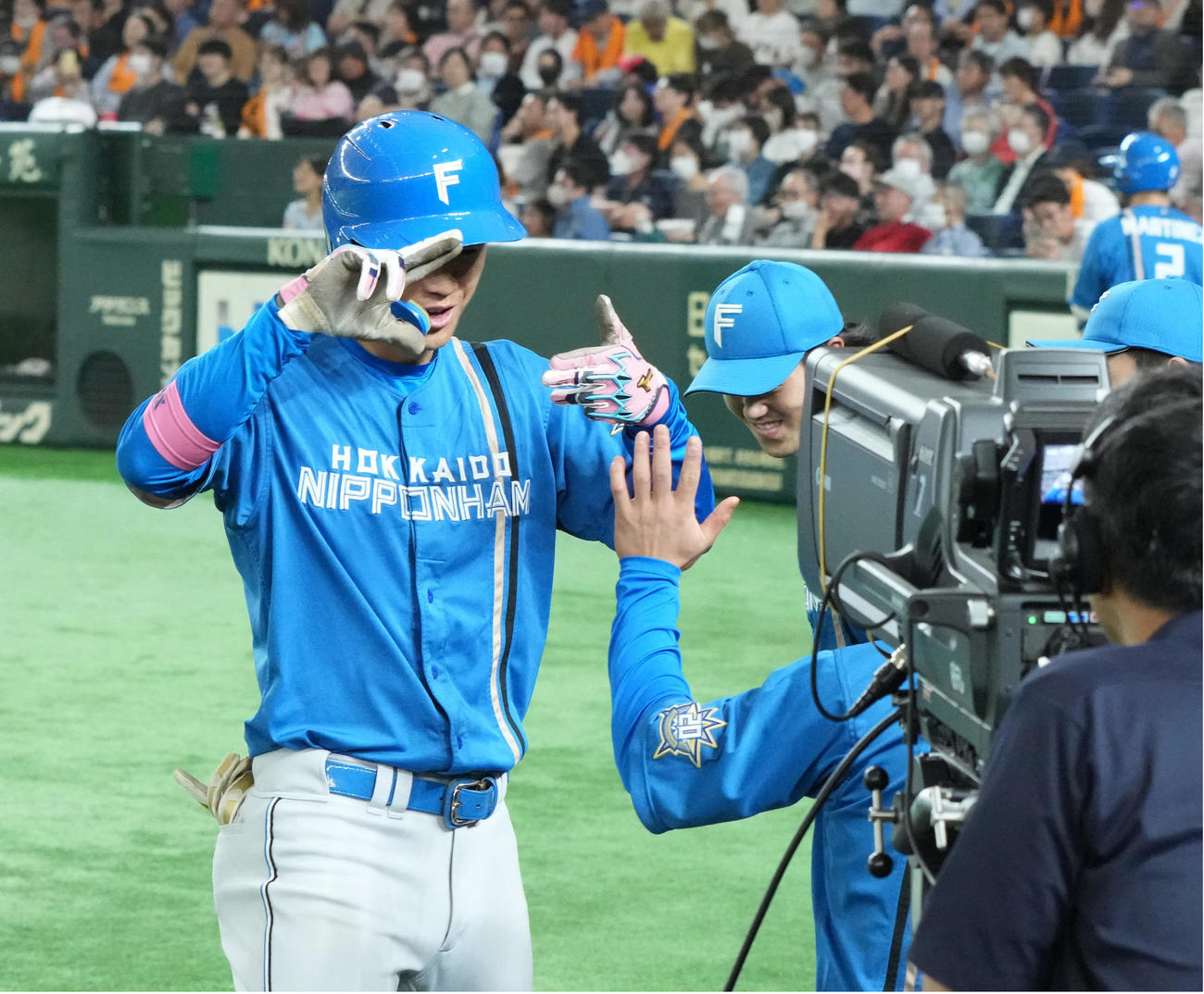 巨人対日本ハム　4回表日本ハム1死、加藤豪は右越えに同点のソロ本塁打を放ちベンチのナインに向かって「ピクチャーポーズ」を披露する（撮影・小沢裕）
