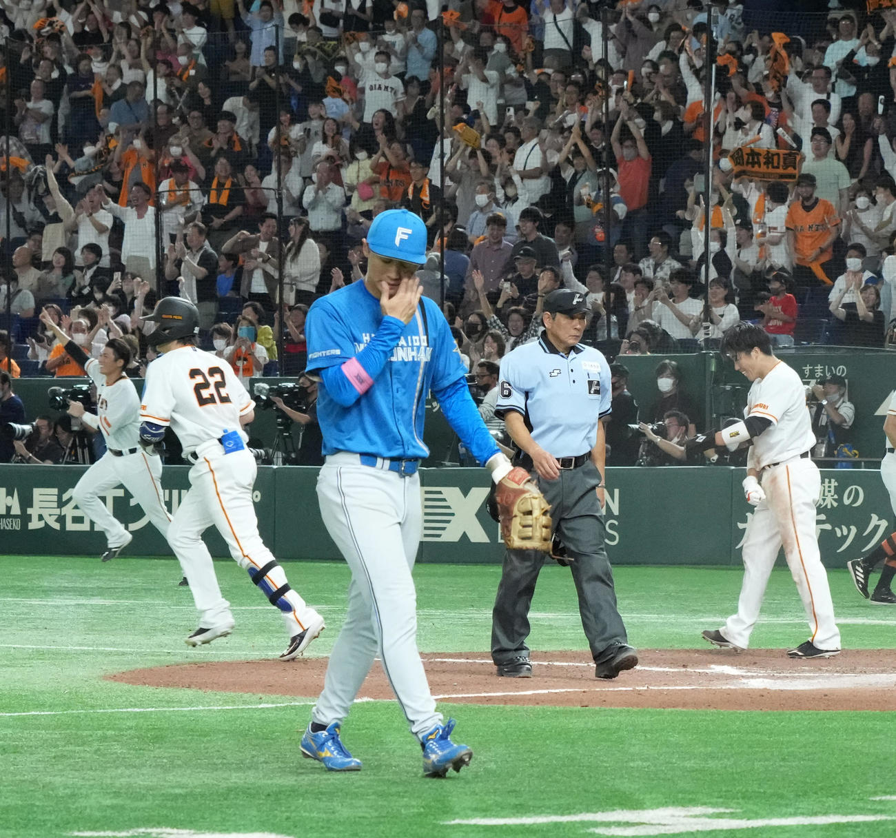 巨人対日本ハム　延長10回裏巨人無死一塁、巨人岡本和の左適時二塁打で一塁走者の重信が生還しサヨナラ負けとなる。左から3人目はベンチヘ引き揚げる日本ハム加藤豪（撮影・小沢裕）
