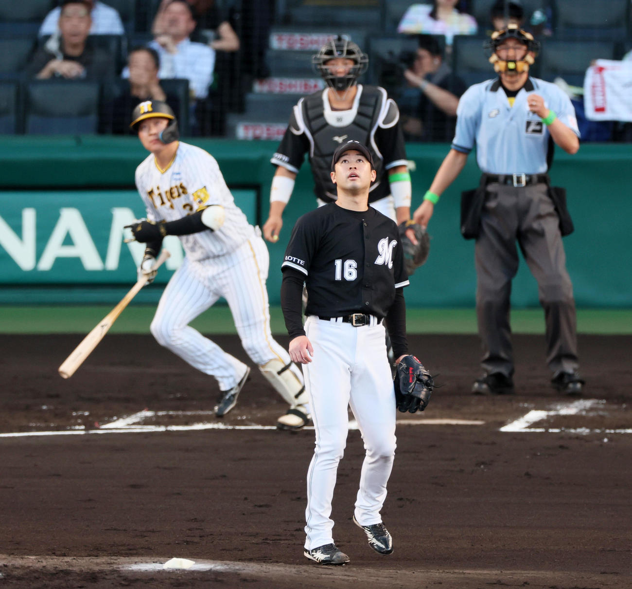 阪神対ロッテ　1回裏阪神1死一、二塁、種市は大山に中越え3点本塁打を浴びる（撮影・加藤哉）