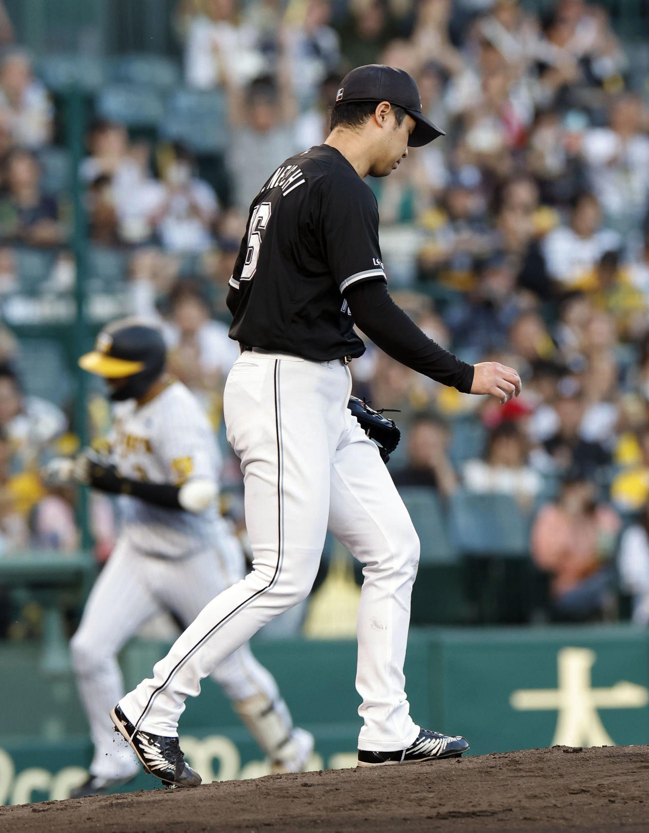 1回、阪神・大山（奥）に先制3ランを浴びたロッテ・種市（共同）