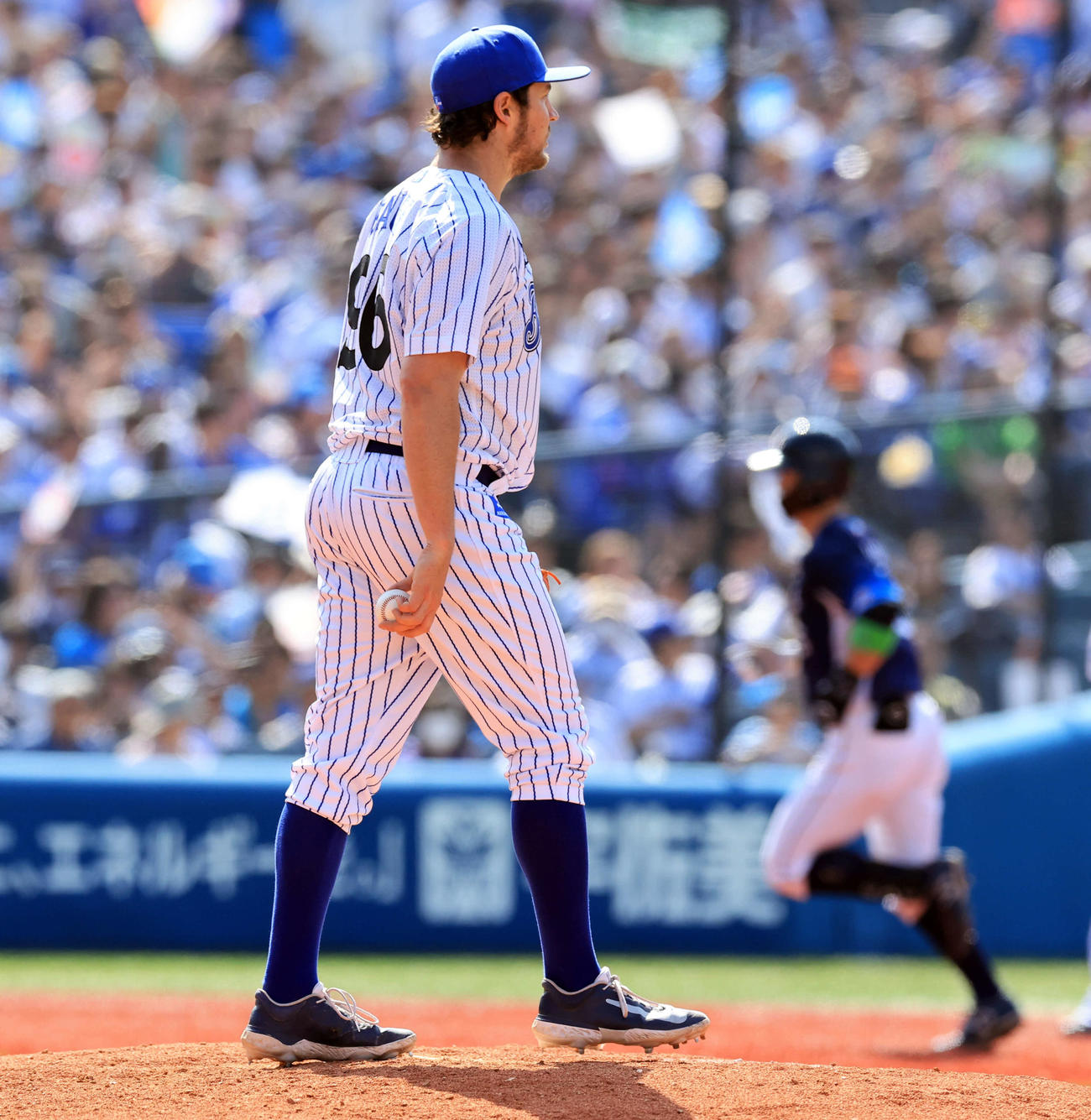 DeNA対西武　4回表西武1死、外崎（後方）に左越えソロ本塁打を許したバウアー（撮影・浅見桂子）