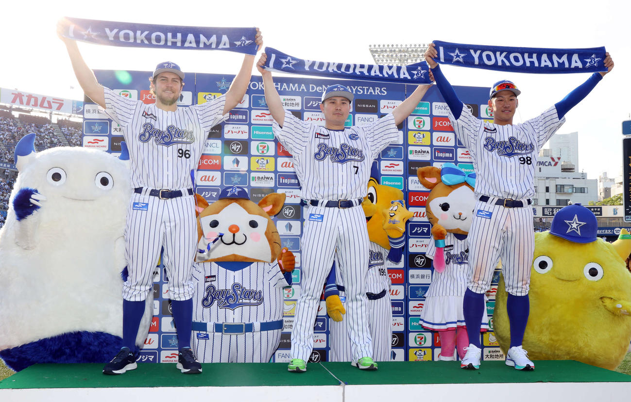 DeNA対西武　ヒーローインタビュー後、笑顔でタオルを掲げるバウアー（左）、佐野（中央）、京田（撮影・浅見桂子）