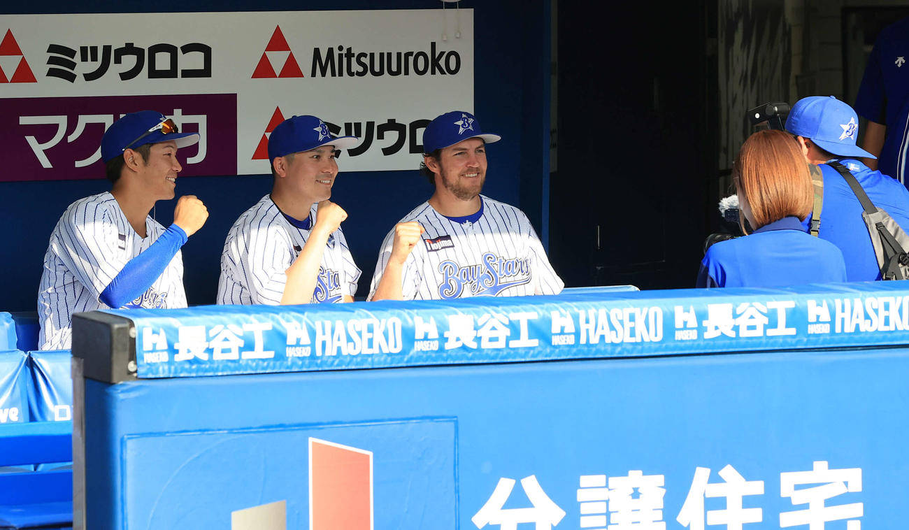 DeNA対西武　2勝目を挙げたバウアー（右）はベンチで佐野（中央）、京田と記念撮影（撮影・浅見桂子）